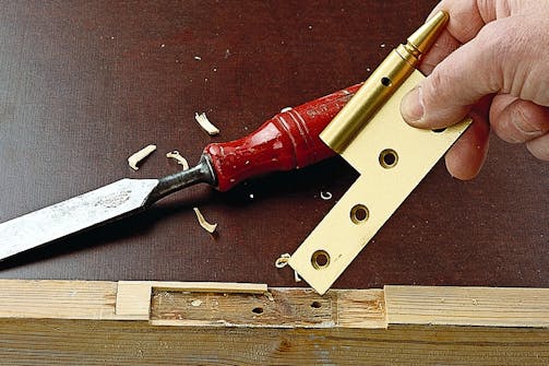 Stemjern: Sjekk at hengselet passer nøyaktig i utstemmingen, og fjern litt mer tre hvis det er for langt, bredt eller tykt. Til finjusteringen brukes kun håndkraft. Stemjern: Sjekk at hengselet passer nøyaktig i utstemmingen, og fjern litt mer tre hvis det er for langt, bredt eller tykt. Til finjusteringen brukes kun håndkraft.